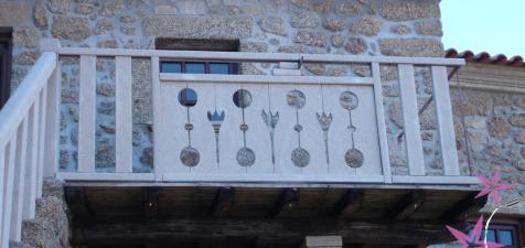 Aquela linda varanda em granito com tulipas